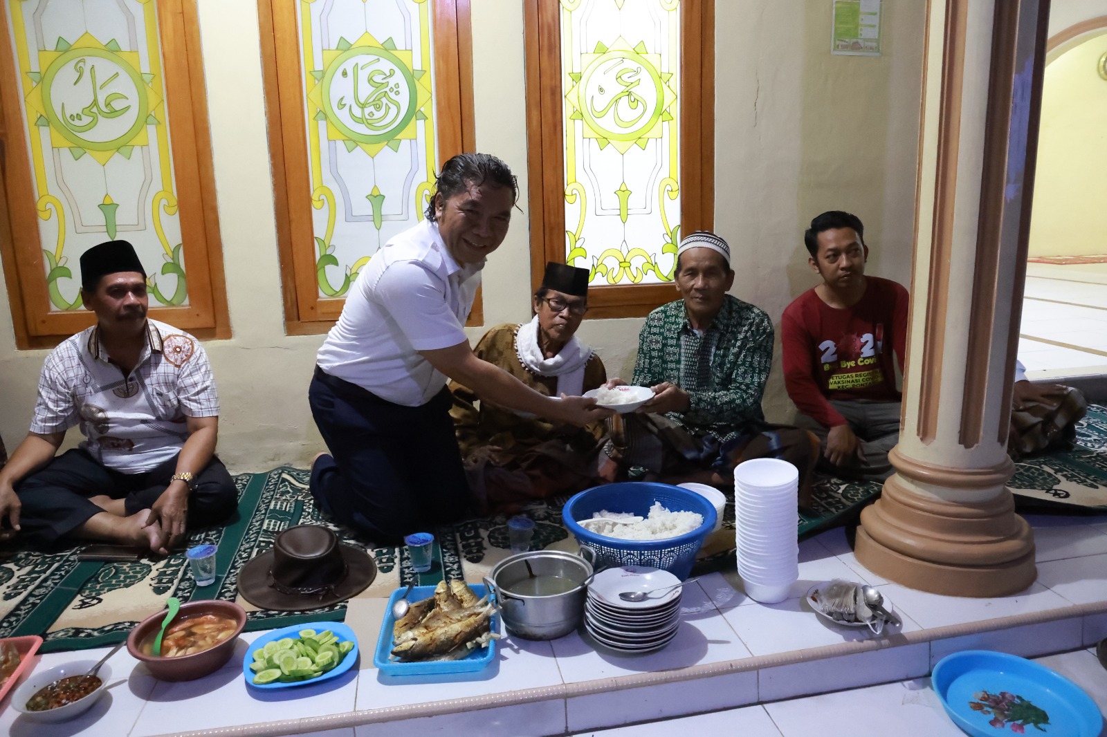 Al Muktabar saat makan bersama masyarakat.