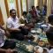 Al Muktabar saat makan bersama masyarakat.