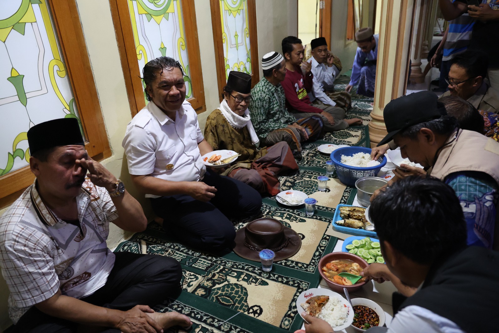 Usai Berikan Bantuan Air Bersih, Al Muktabar Diajak Makan Pecak Bandeng Bersama Masyarakat Pontang