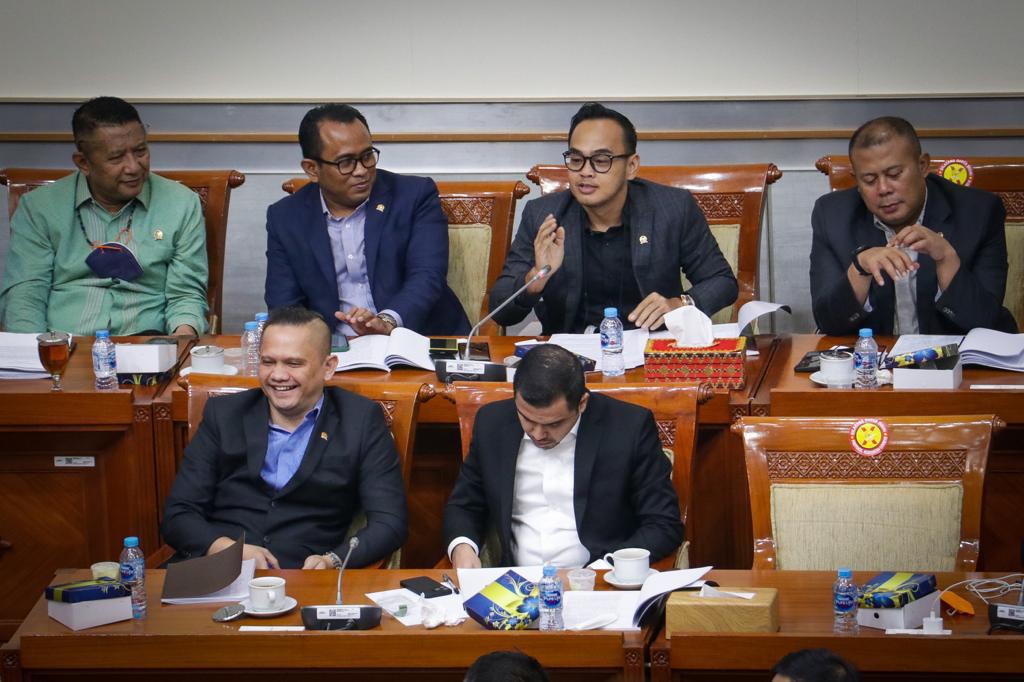 Rano Alfath bersama anggota DPR lainnya.