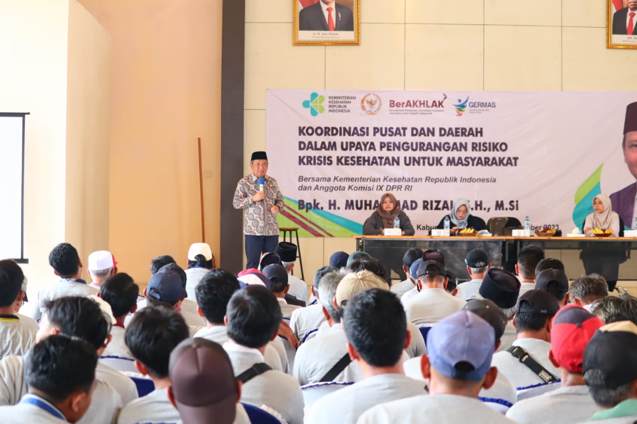 Dewan Muhammad Rizal saat memaparkan materi sosialisasi germas.