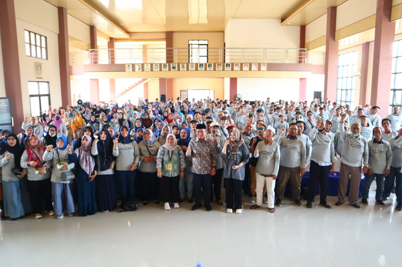 Dewan Muhammad Rizal dan narasumber saat foto bersama masyarakat.