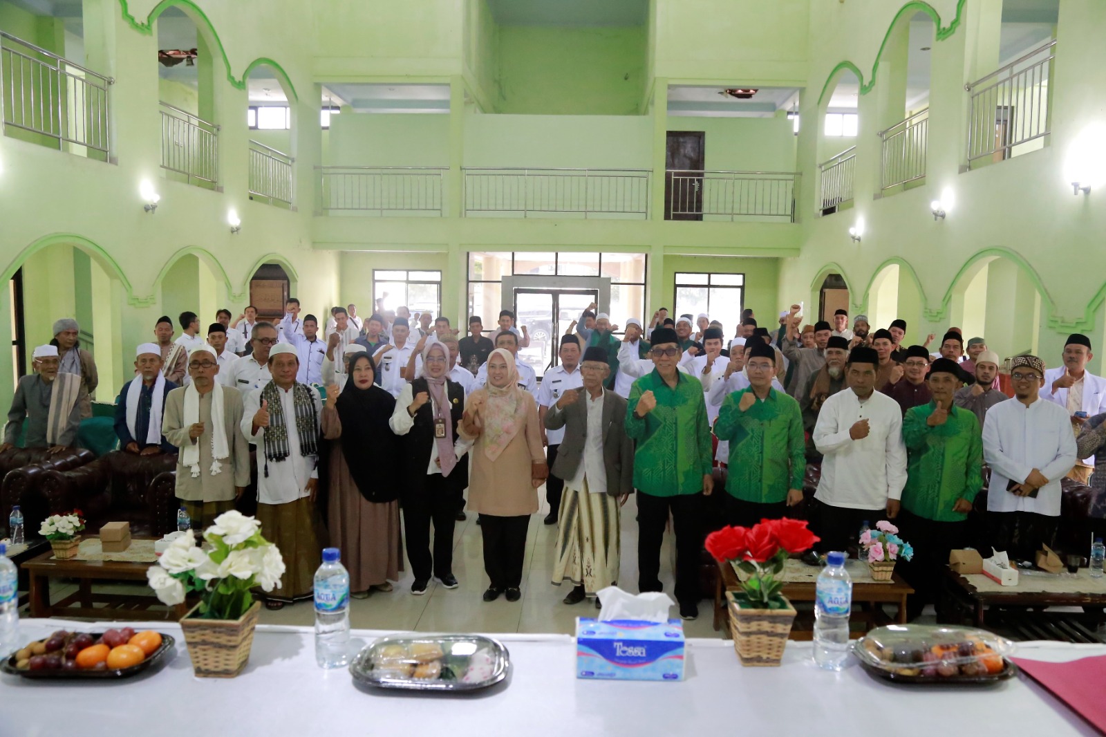 Bupati Pandeglang Irna Narulita bersama jajaran pengurus MUI Pandeglang.