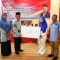 Dewan Muhammad Rizal saat menyerahkan hadiah dorprize.