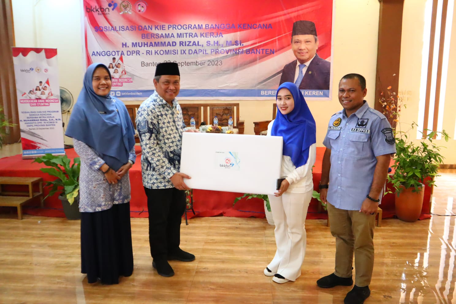 Dewan Muhammad Rizal saat menyerahkan hadiah dorprize.