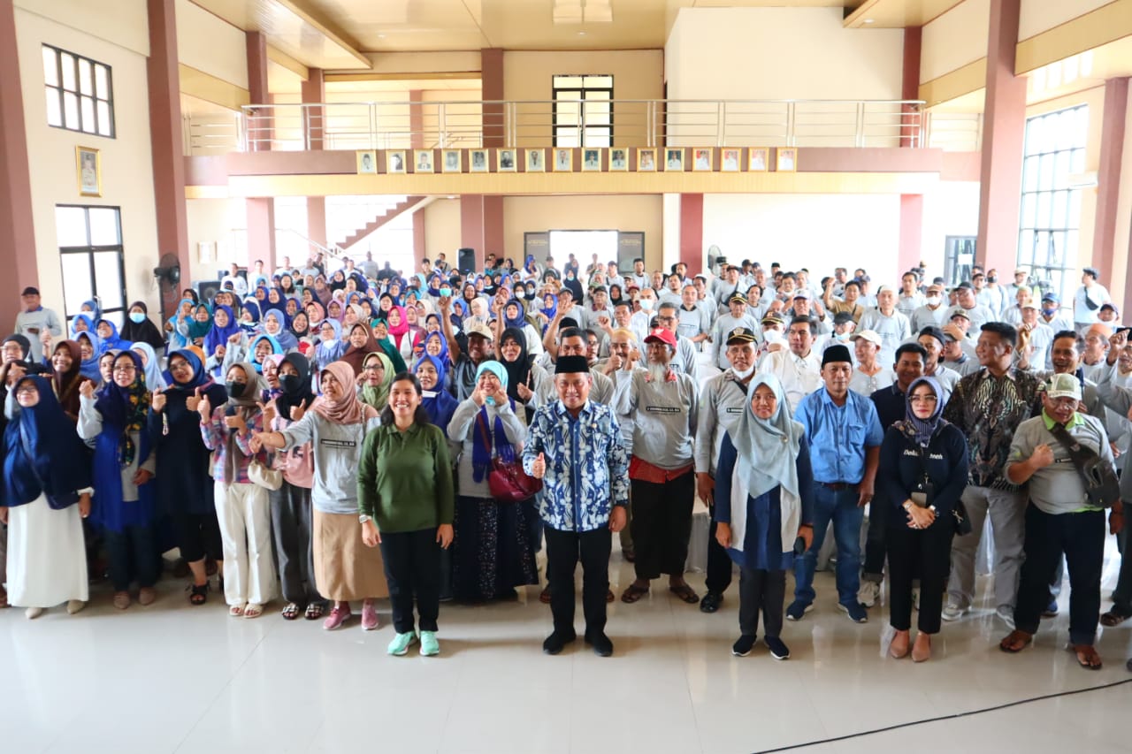 Dewan Muhammad Rizal dan narasumber saat foto bersama masyarakat.