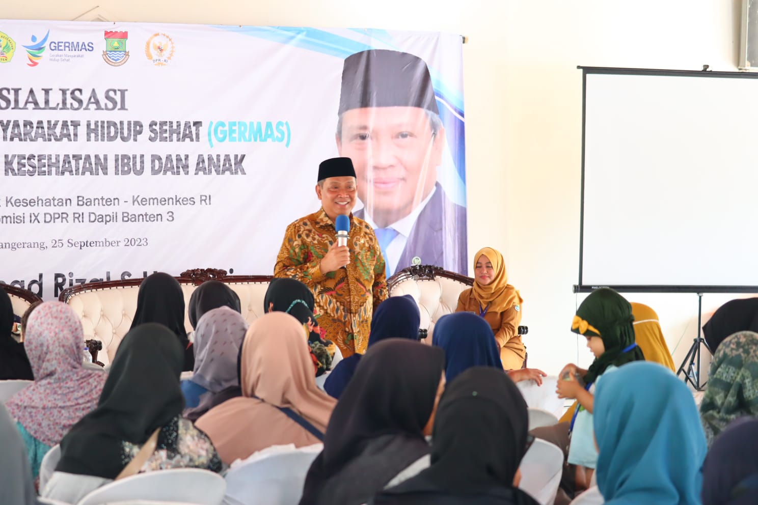 Dewan Muhammad Rizal saat memaparkan materi sosialisasi germas.