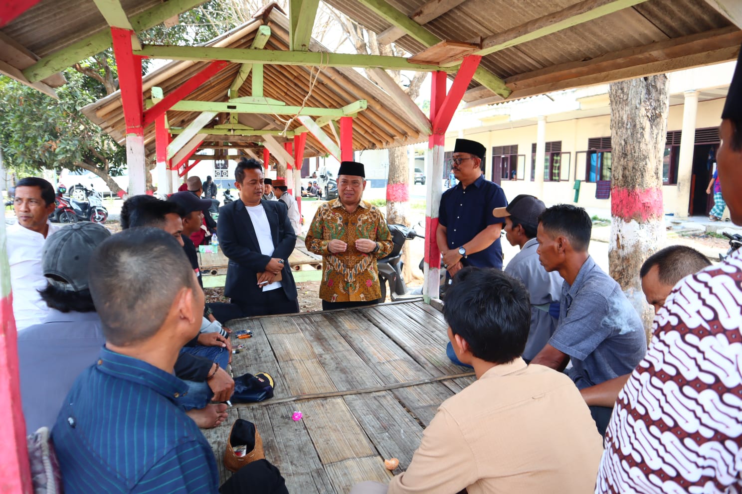 Dewan Muhammd Rizal dan saat bersama msyarakat.