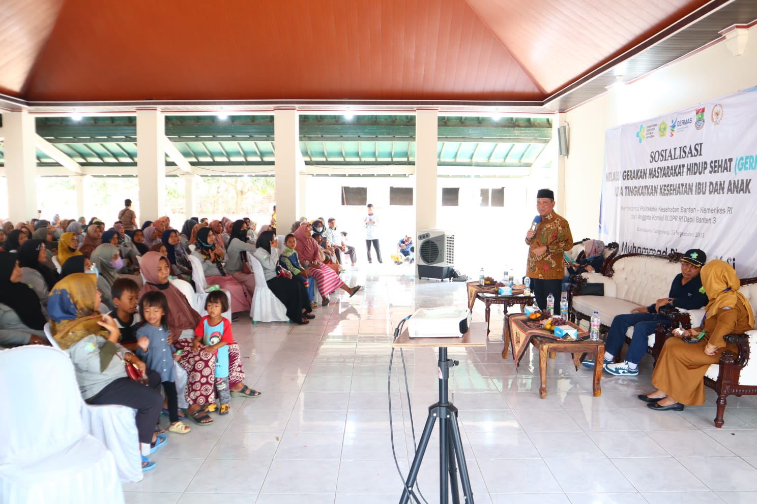 Dewan Muhammad Rizal saat memaparka materi sosialisasi germas.