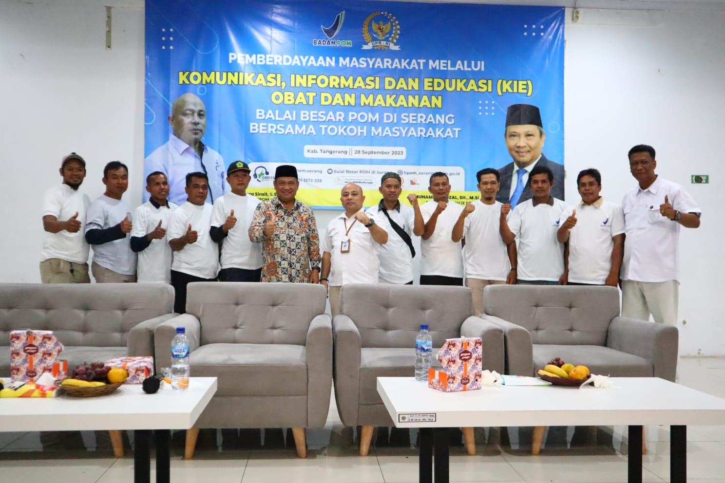 Dewan Muhammad Rizal dan kepala Balai Besar POM Serang Mojaza Sirait saat foto bersama masyarakat.