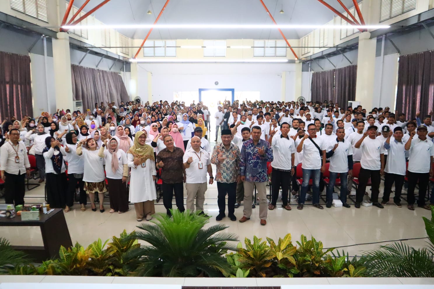 Dewan Muhammad Rizal dan kepala Balai Besar POM Serang Mojaza Sirait saat foto bersama masyarakat.