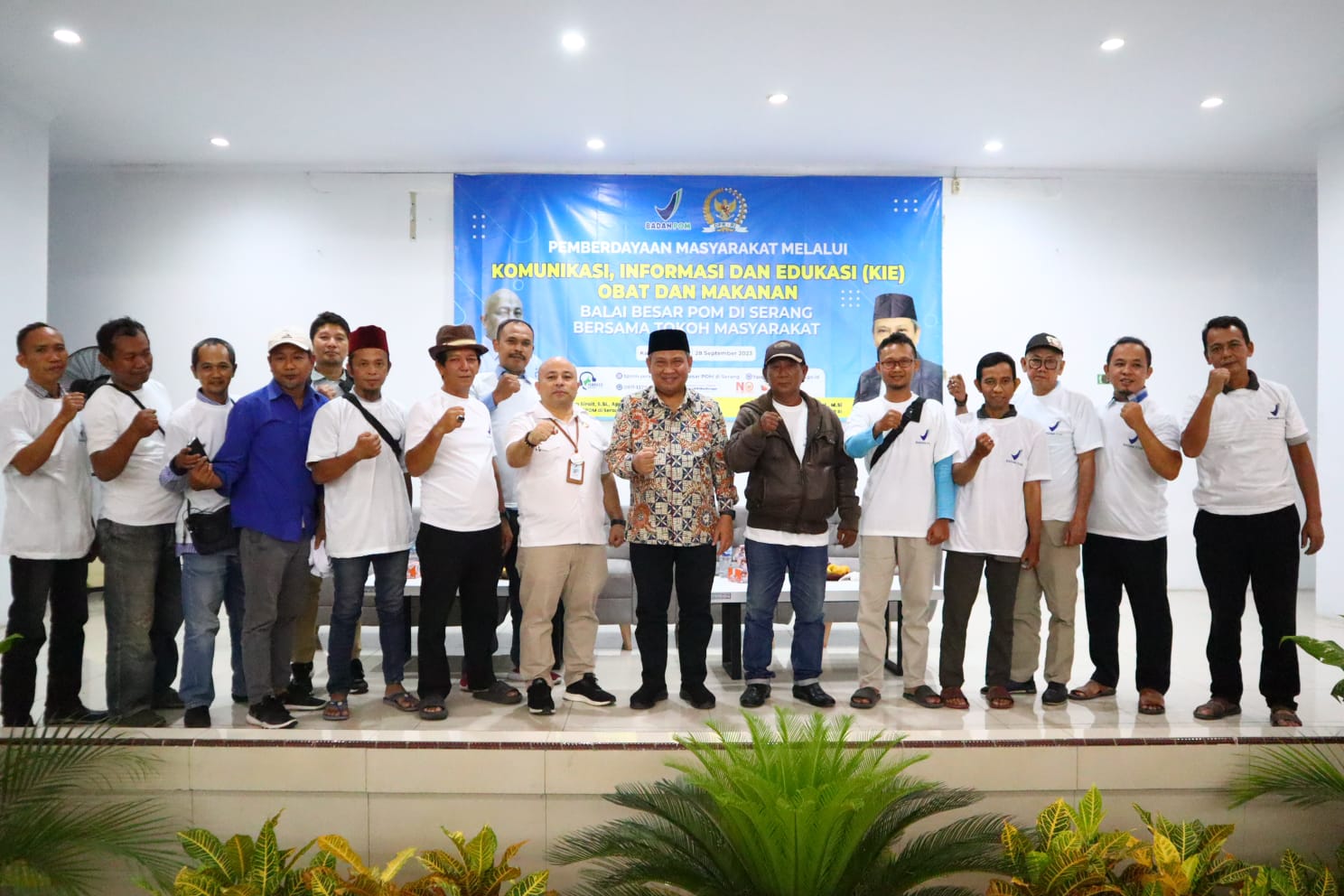 Dewan Muhammad Rizal dan kepala Balai Besar POM Serang Mojaza Sirait saat foto bersama masyarakat.