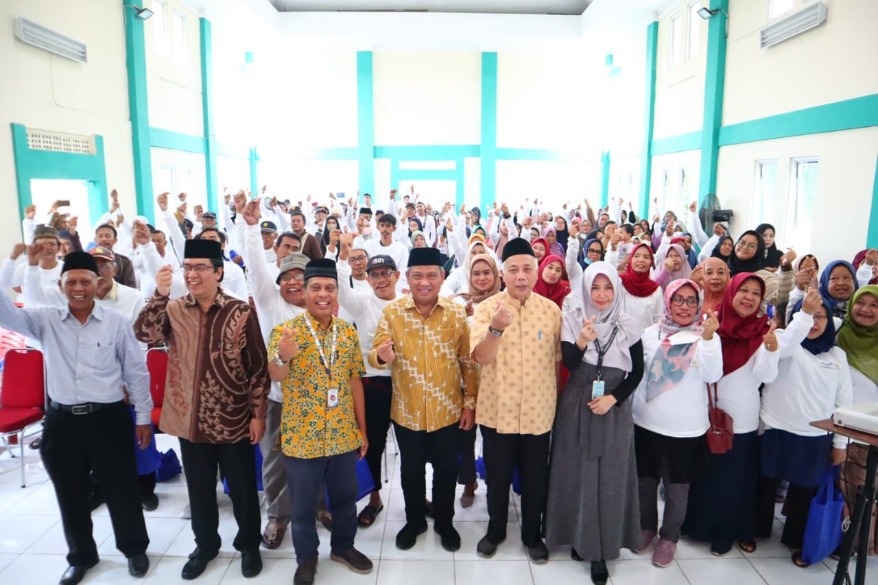 Dewan Muhammad Rizal dan narasumber saat foto bersama masyarakat.