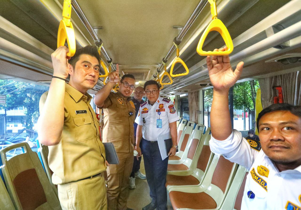 Pilar saat mengecek bus anggrek antar sekolah.