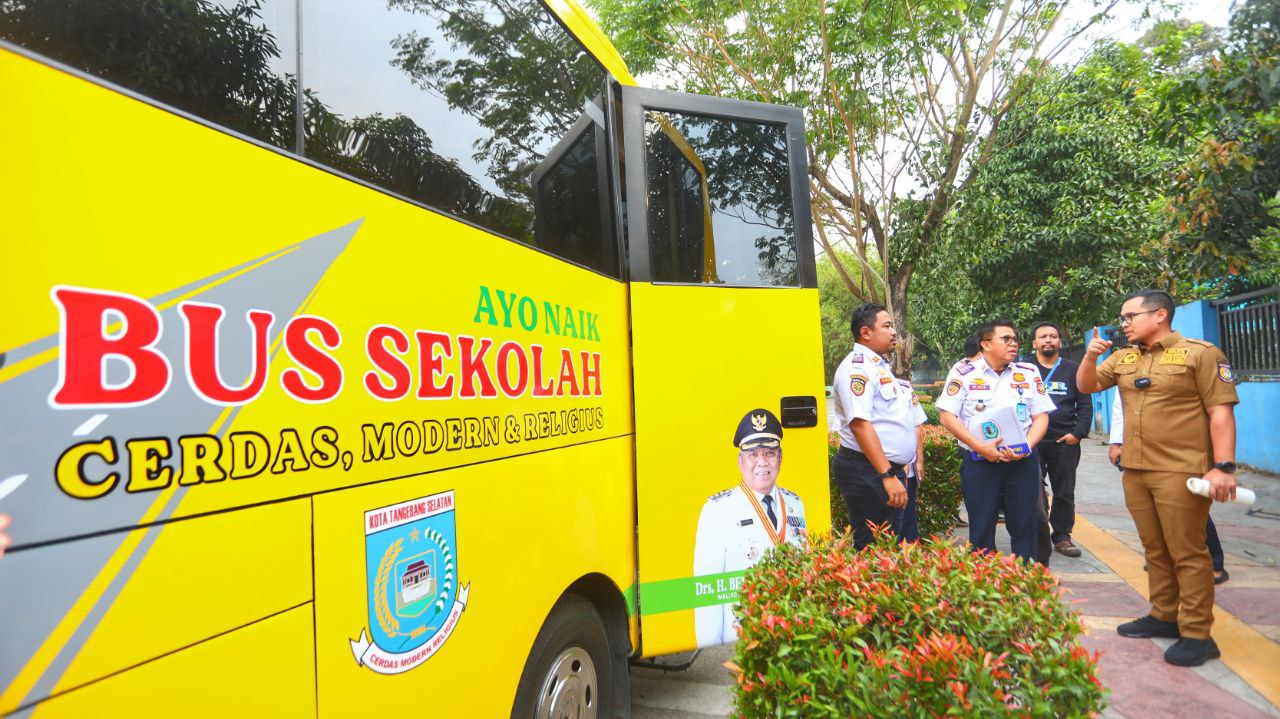 Pilar saat mengecek bus antar sekolah.