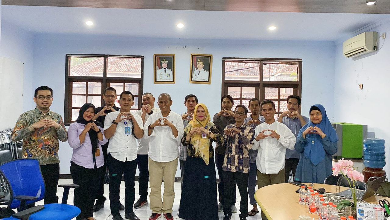 Kepala Dinas Komunikasi dan Informatika Kota Tangsel Tb. Asep Nurdin dan Kepala Dinas Komunikasi, Informatika, Statistik dan Persandian Kabupaten Lebak, dr. Anik Sakinah, beserta timnya.