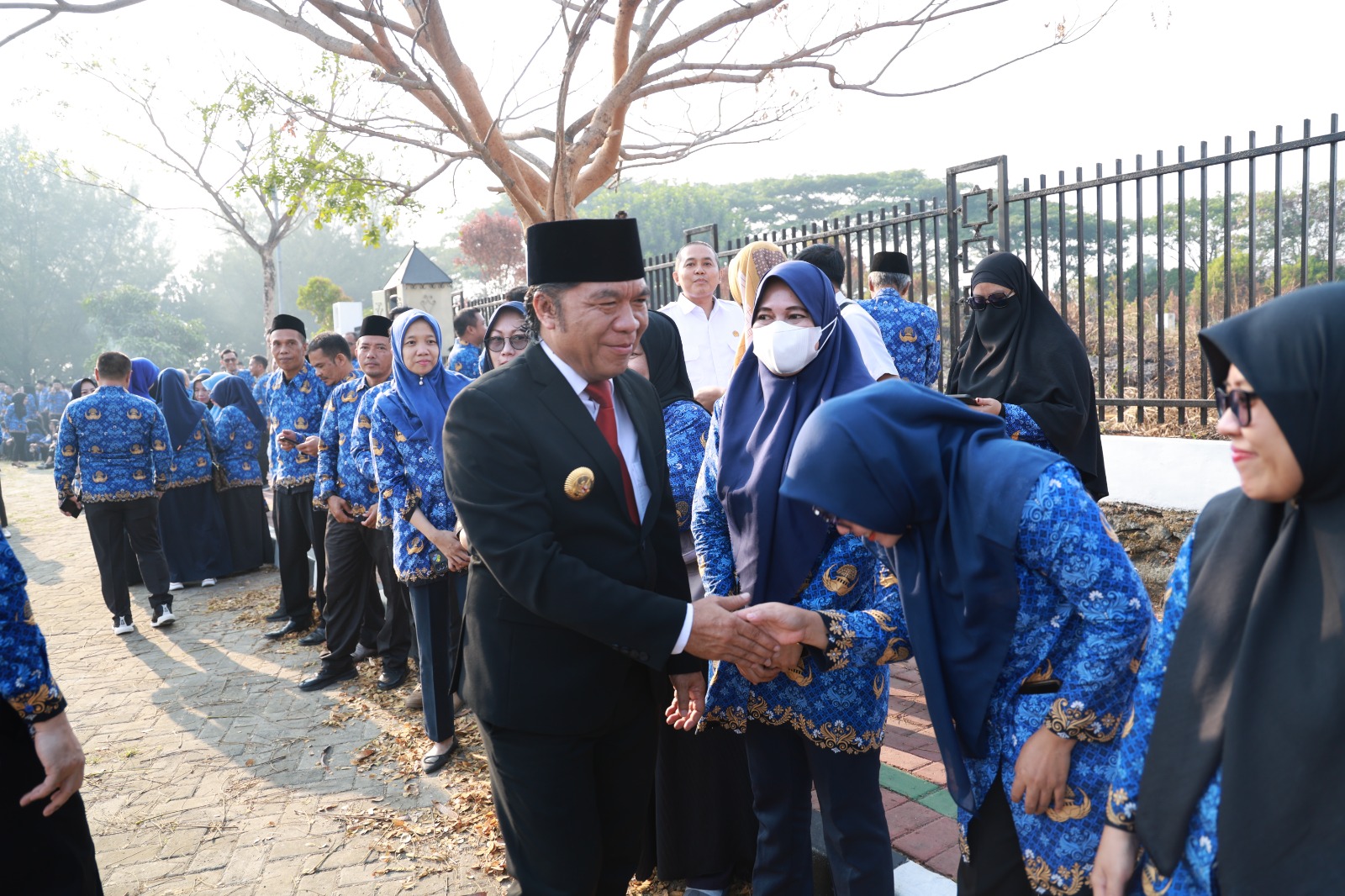 Pj Gubernur Banten Al Muktabar saat bersama peserta upacara.