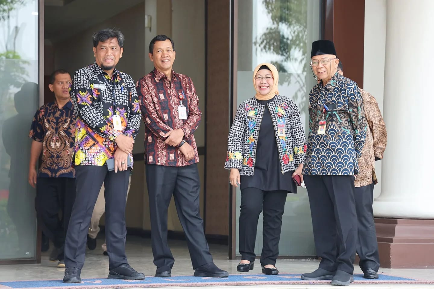 Pj sekda Virgojanti bersama jajarannya saat mengenakan batik.