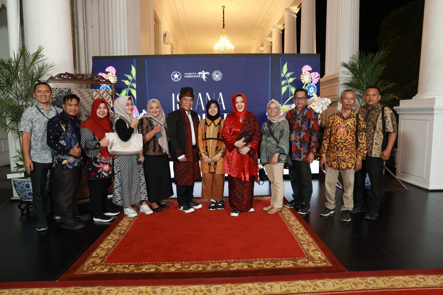 Keluarga Al Muktabar bersama Jajarannya saat di kegiatan Istana Berbatik.