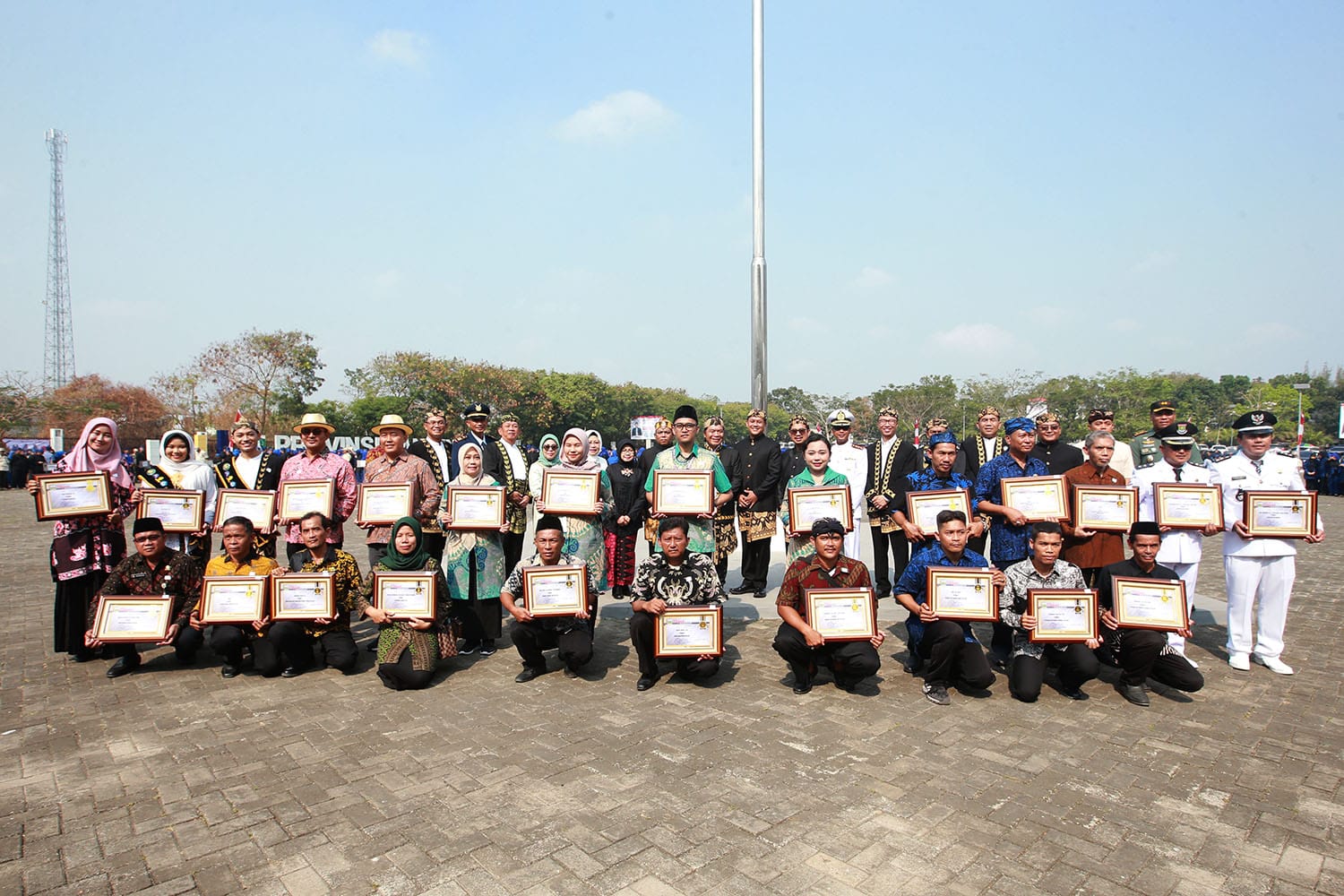 Pj Gubernur Banten Al Muktabar saat bersama pemenang penghargaan.