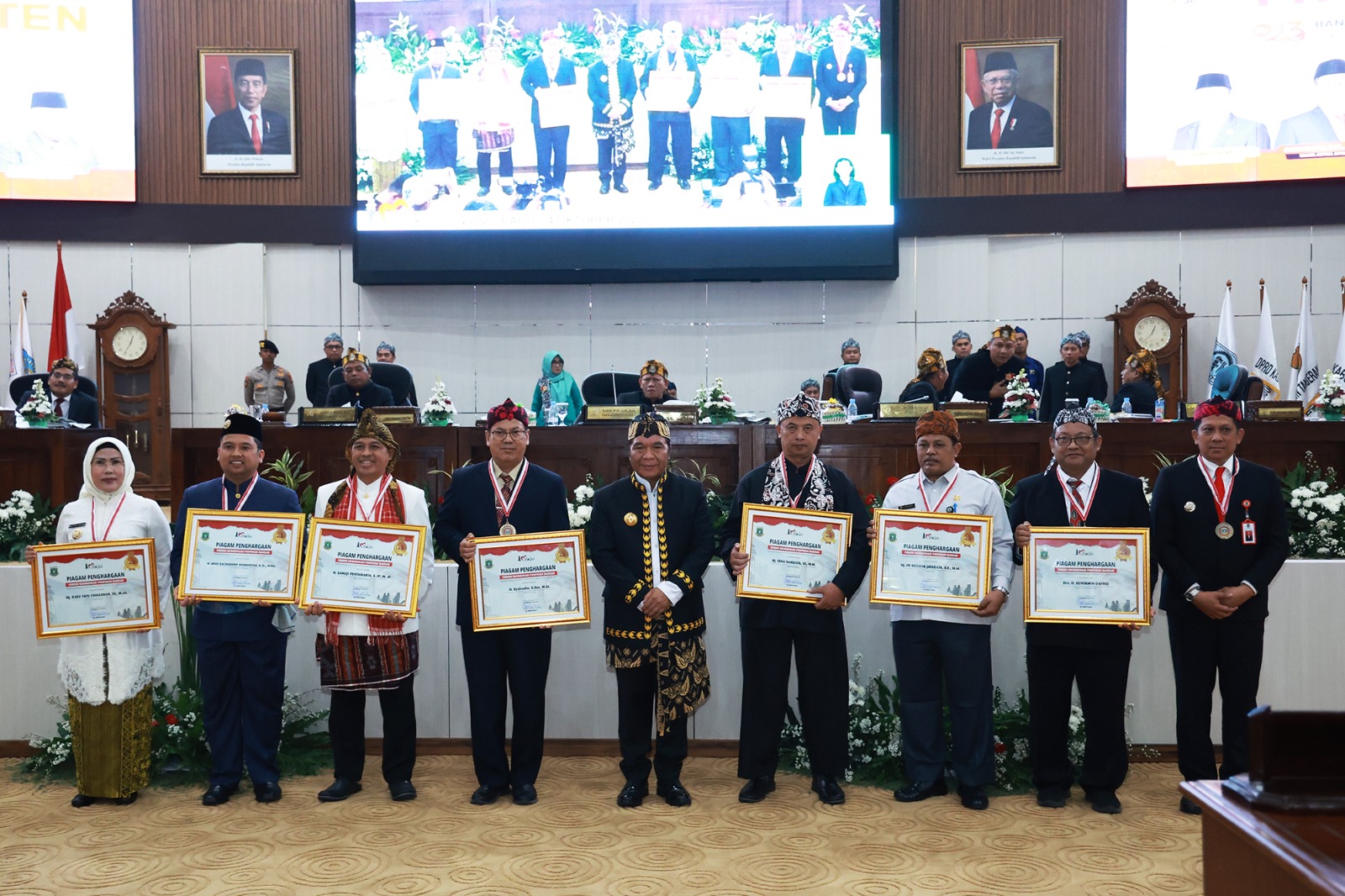 Pj Gubernur Banten Al Muktabar saat memberikan penghargaan kepada kepala daerah dan jajarannya.