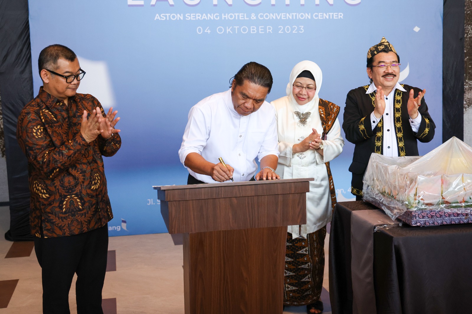 Pj Al Muktabar saat menandatangani peresmian Aston Serang Hotel Dan Convention Center.