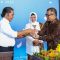 Pj Al Muktabar saat memberikan nasi tumpeng ke Regional GM Aston Dody Faturrahman.