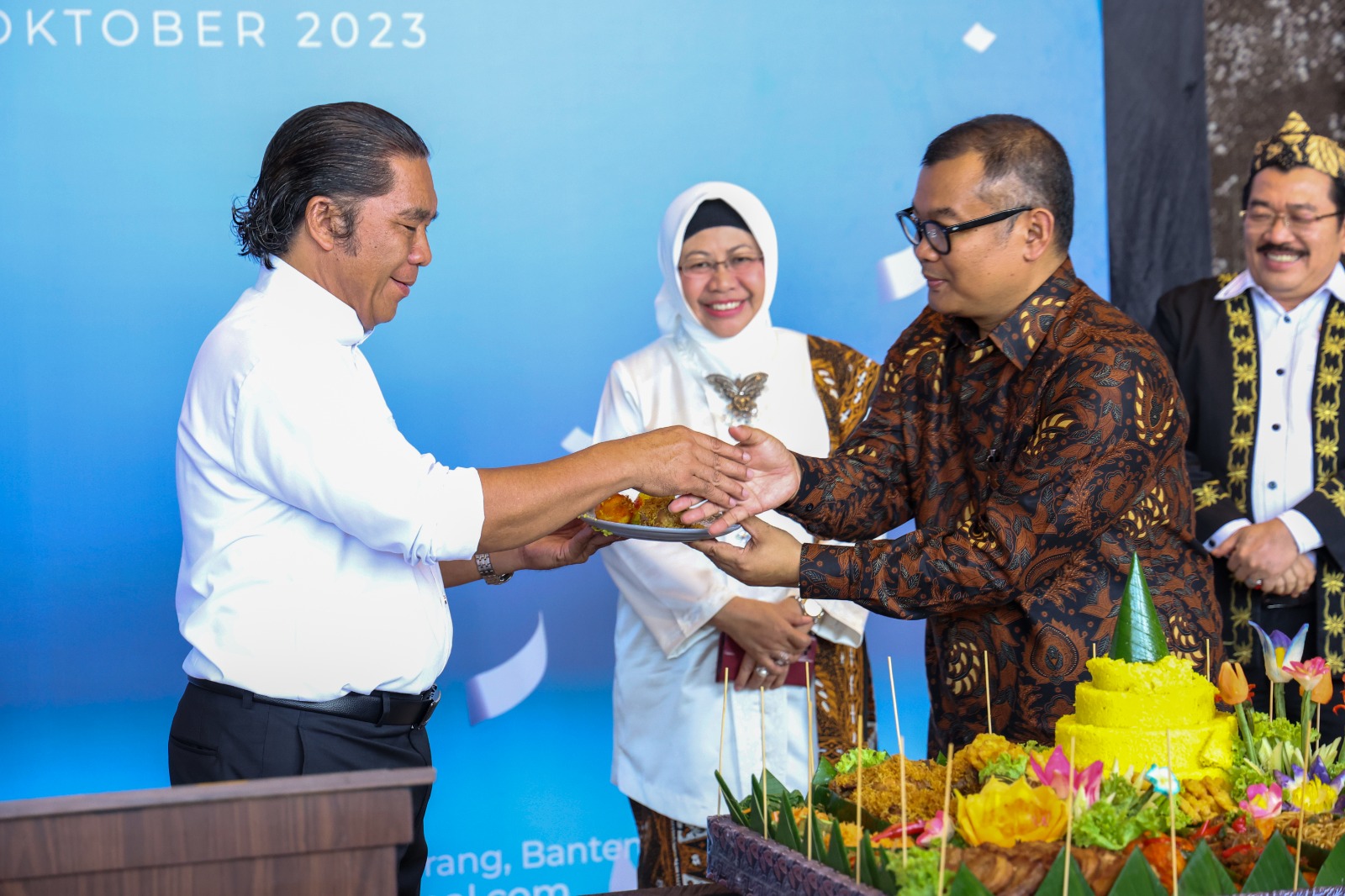 Pj Al Muktabar saat memberikan nasi tumpeng ke Regional GM Aston Dody Faturrahman.