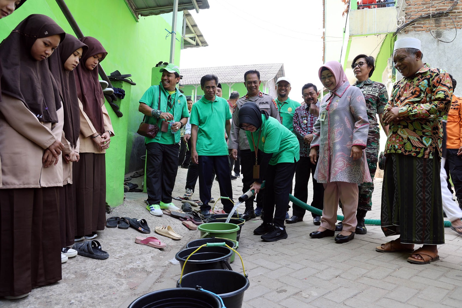 Andriani Nurdin Ketua Pengadilan Tinggi Banten Didampingi Pj Sekda Virgojanti Salurkan Bantuan Air Bersih di Serang