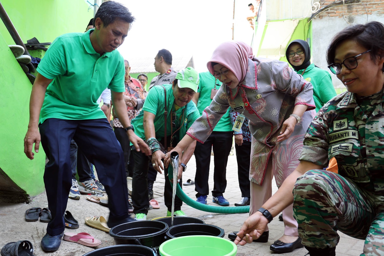 Pj Sekda Virgojanti saat memberikan air bersih untuk warga.