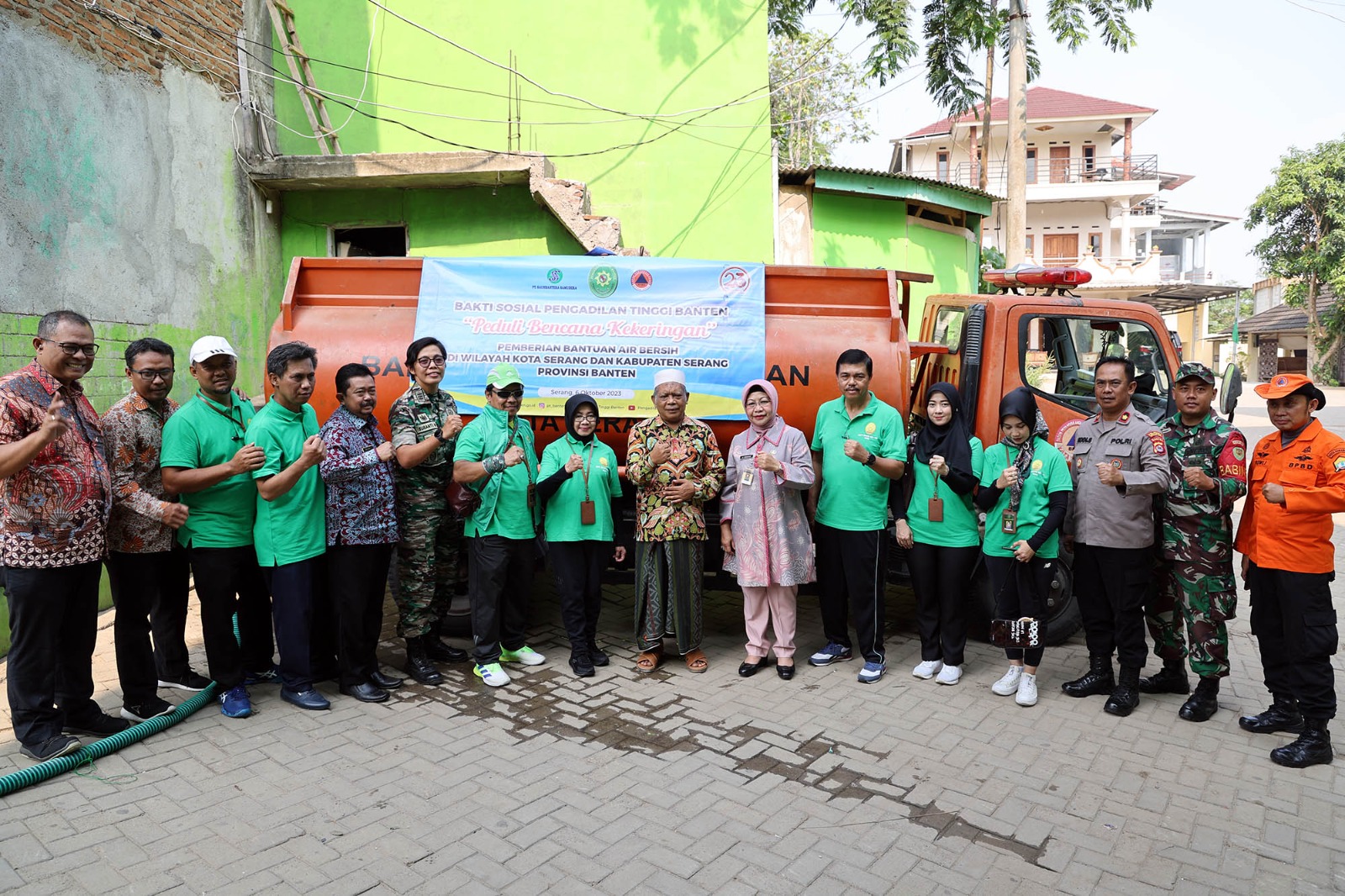 Andriani Nurdin Ketua Pengadilan Tinggi Banten Didampingi Pj Sekda Virgojanti saat foto bersama warga.