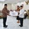 Wapres Ma'ruf Amin saat memberikan penghargaan ke Pj Al Muktabar.