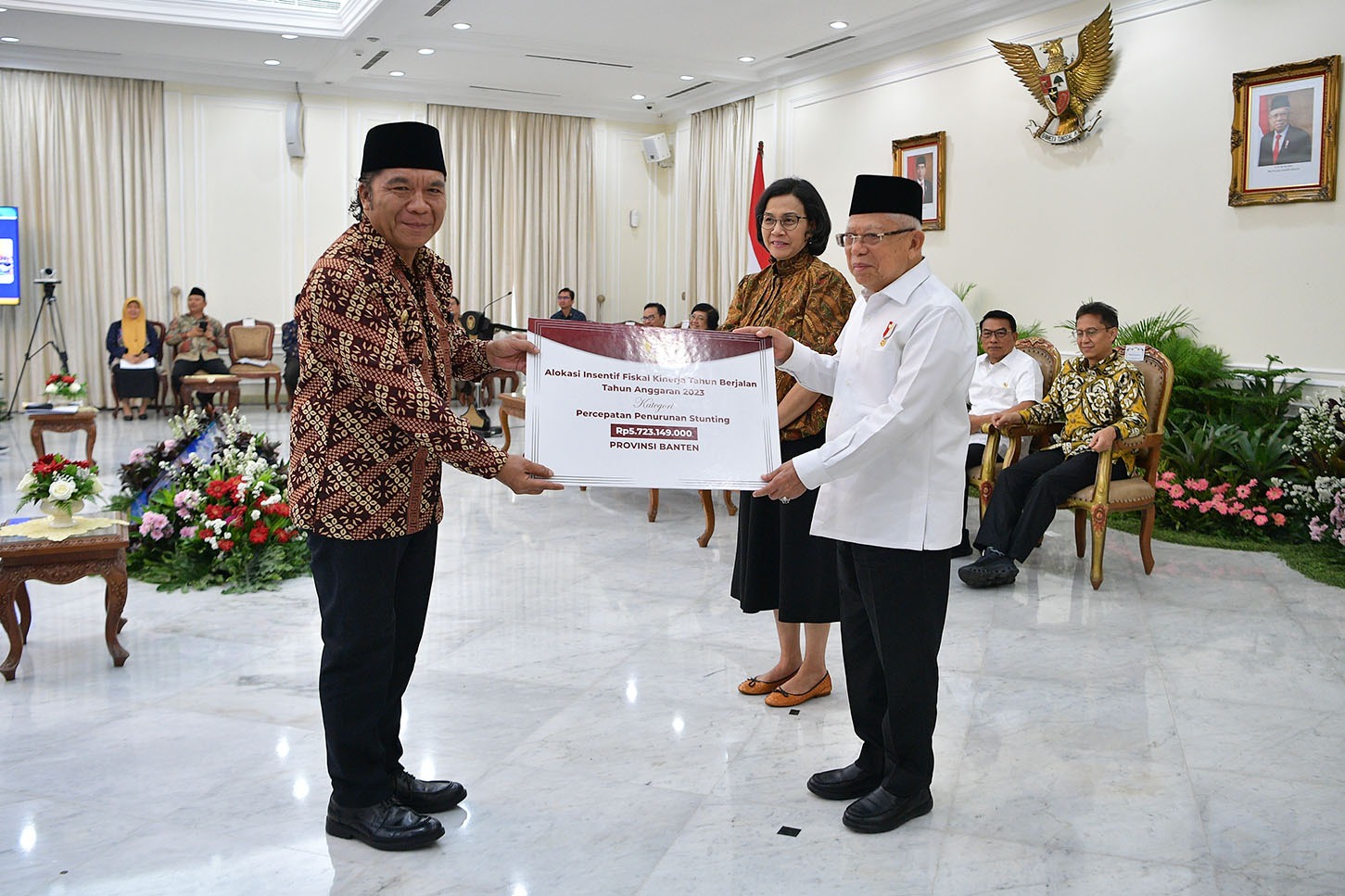 Wapres Ma'ruf Amin saat memberikan penghargaan ke Pj Al Muktabar.