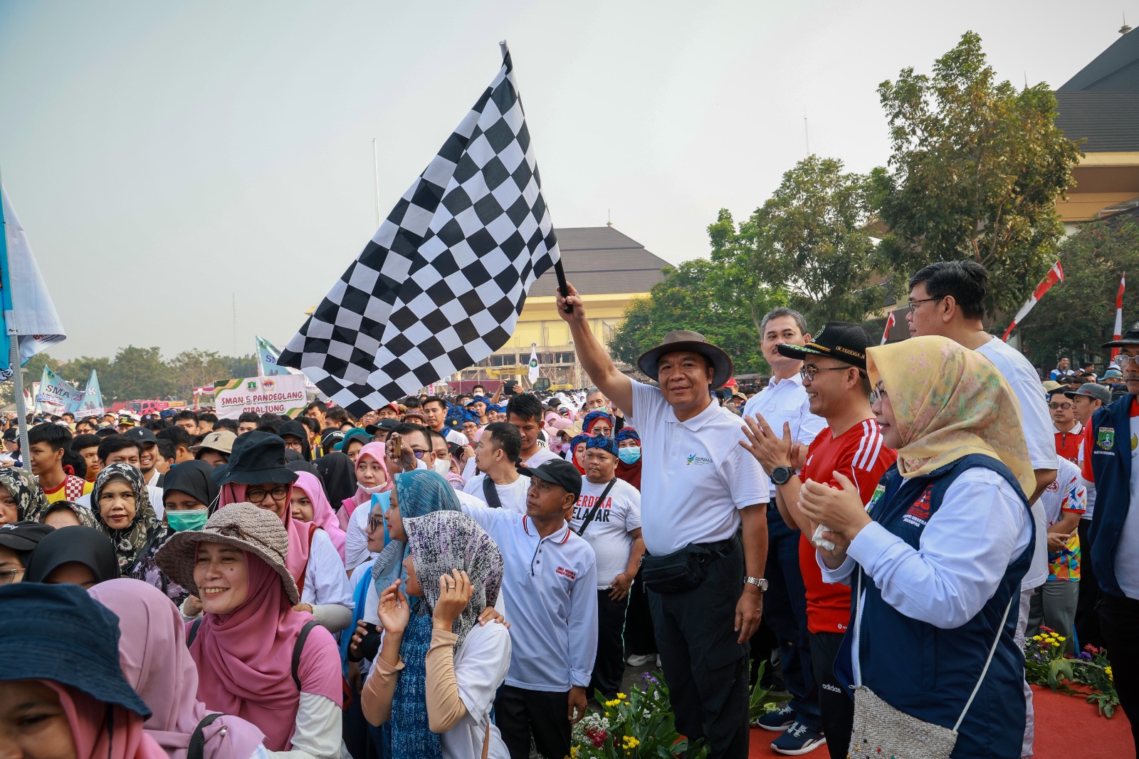 Al Muktabar saat melepas kegiatan jalan sehat.