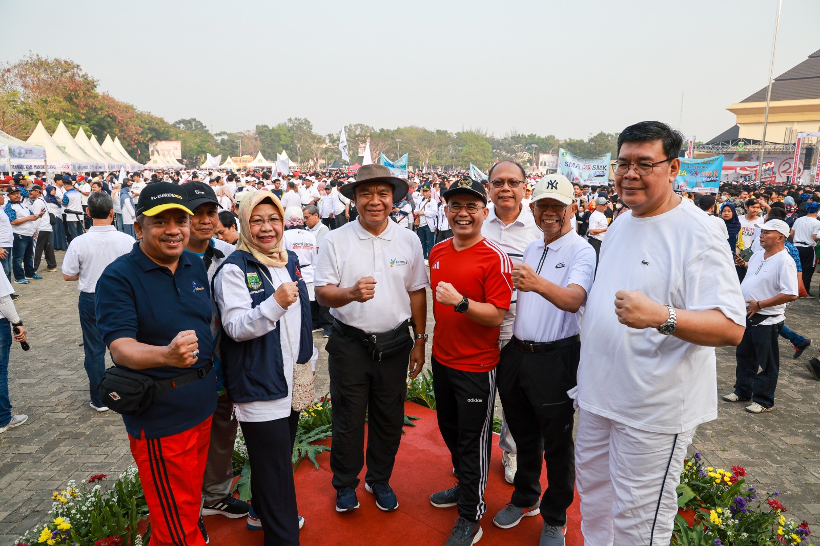 Al Muktabar bersama jajarannya saat jalan sehat bersama para guru.