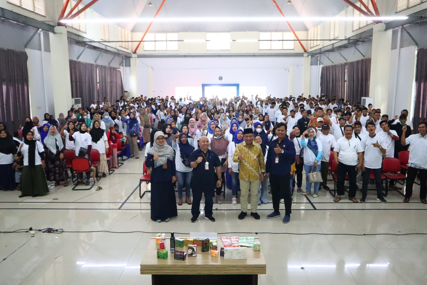 Muhammad Rizal DPR RI dan narasumber saat foto bersama masyarakat.