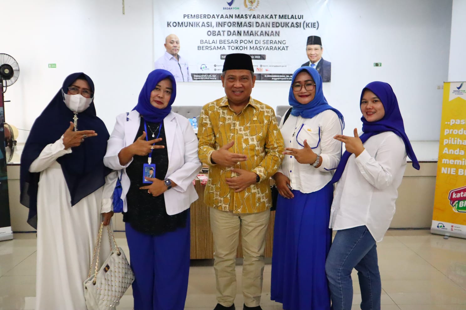 Muhammad Rizal DPR RI saat foto bersama masyarakat.