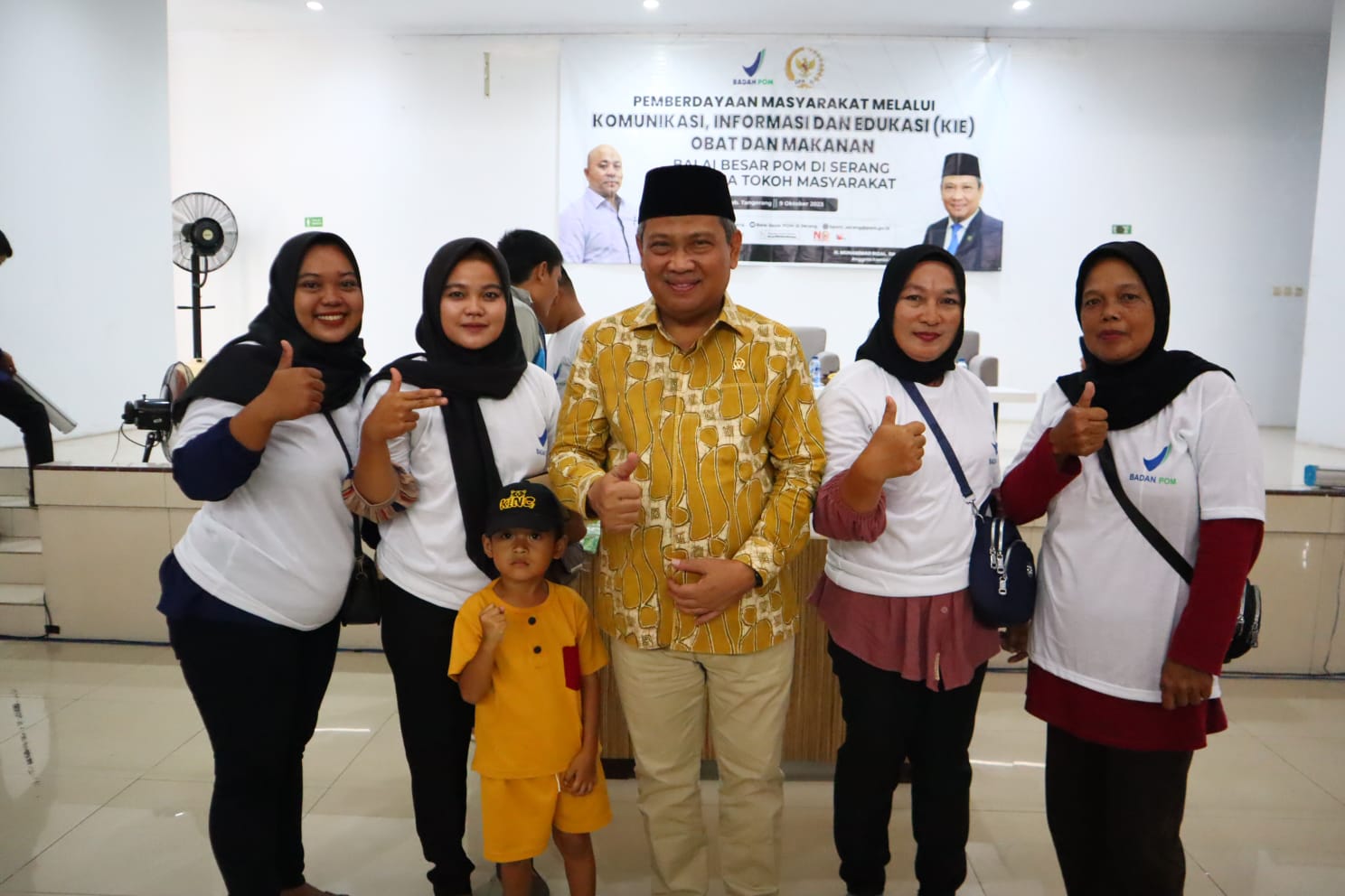 Muhammad Rizal DPR RI saat foto bersama masyarakat.