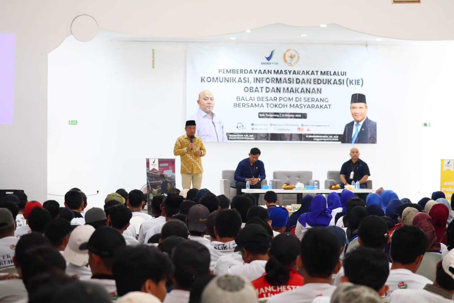 Muhammad Rizal DPR RI saa memaparkan materi sosialisasi BPOM.