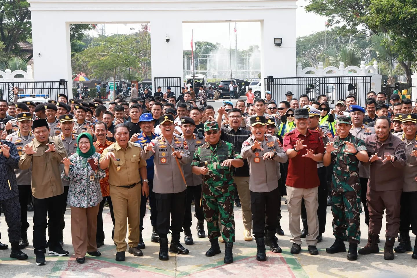 Pj Gubernur Banten Al Muktabar bersama pejabat forkopimda lainnya baik TNI dan Polri.