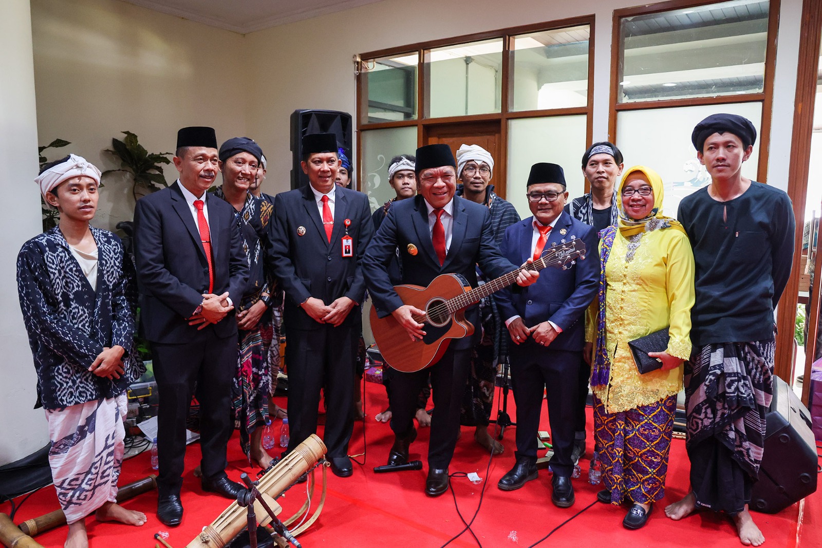 Pj Gubernur Banten Al Muktabar saat bermain Musik.