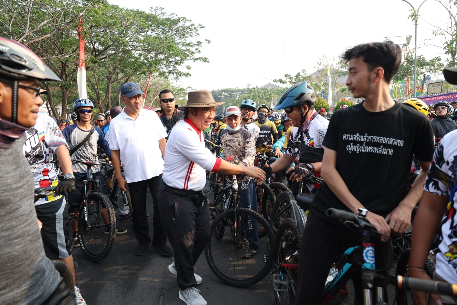 Pj Al Muktabar bersama para peserta fun bike di Tigaraksa.