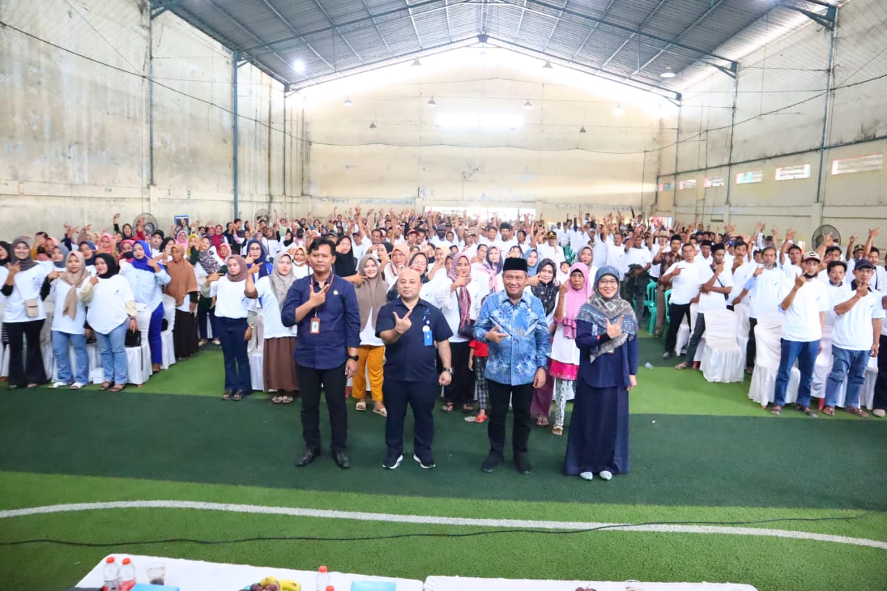 Muhammad Rizal dan narasumber saat foto bersama masyarakat.