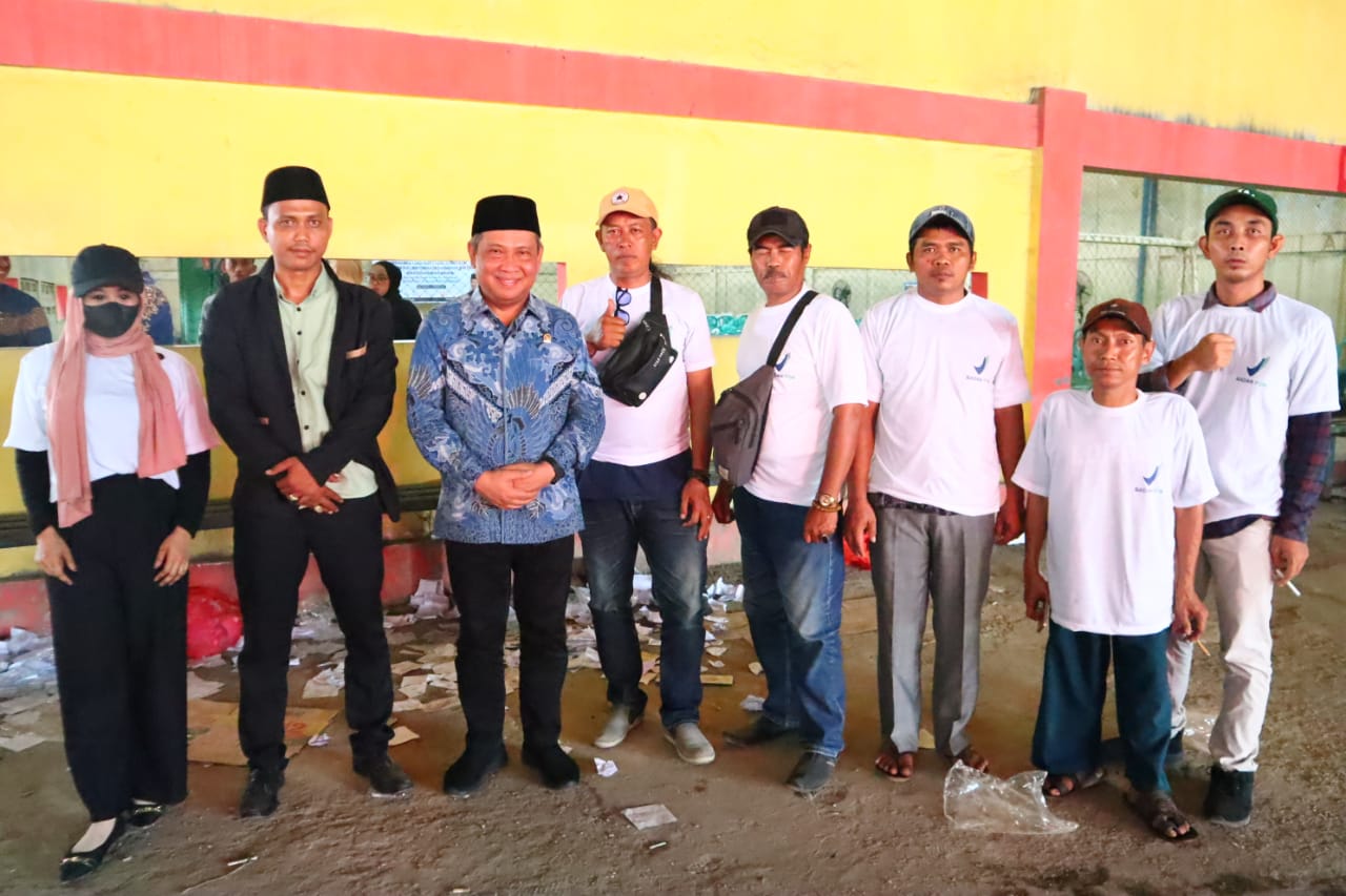 Muhammad Rizal DPR RI saat foto bersama masyarakat.