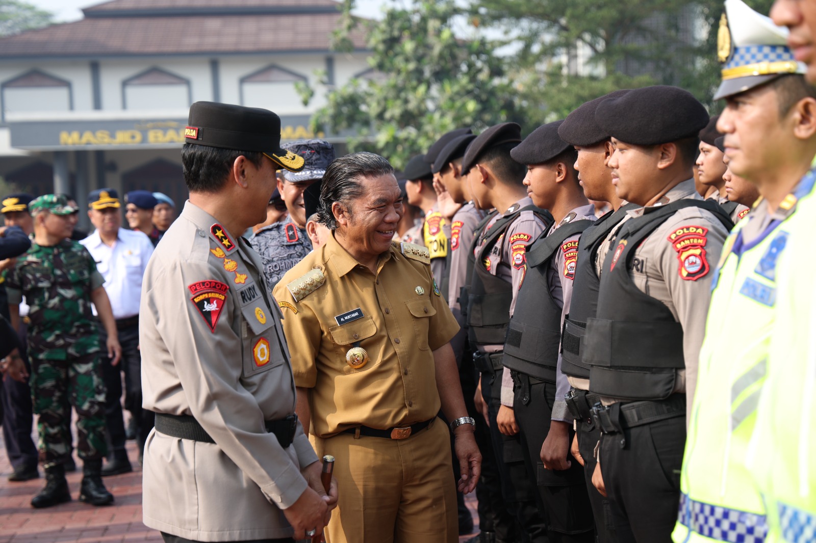 Pj Gubernur Banten Al Muktabar bersama Kapolda Banten Irjen Pol Rudy Heriyanto saat mengecek personel.