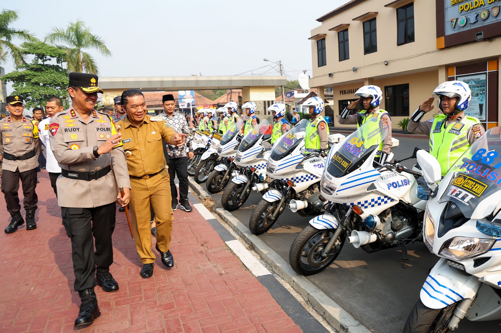 Pj Gubernur Banten Al Muktabar bersama Kapolda Banten Irjen Pol Rudy Heriyanto saat mengecek personel.