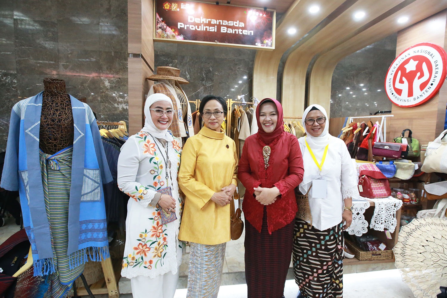 Ibu Tine Al Muktabar bersama tim Dekranasda Provinsi Banten.