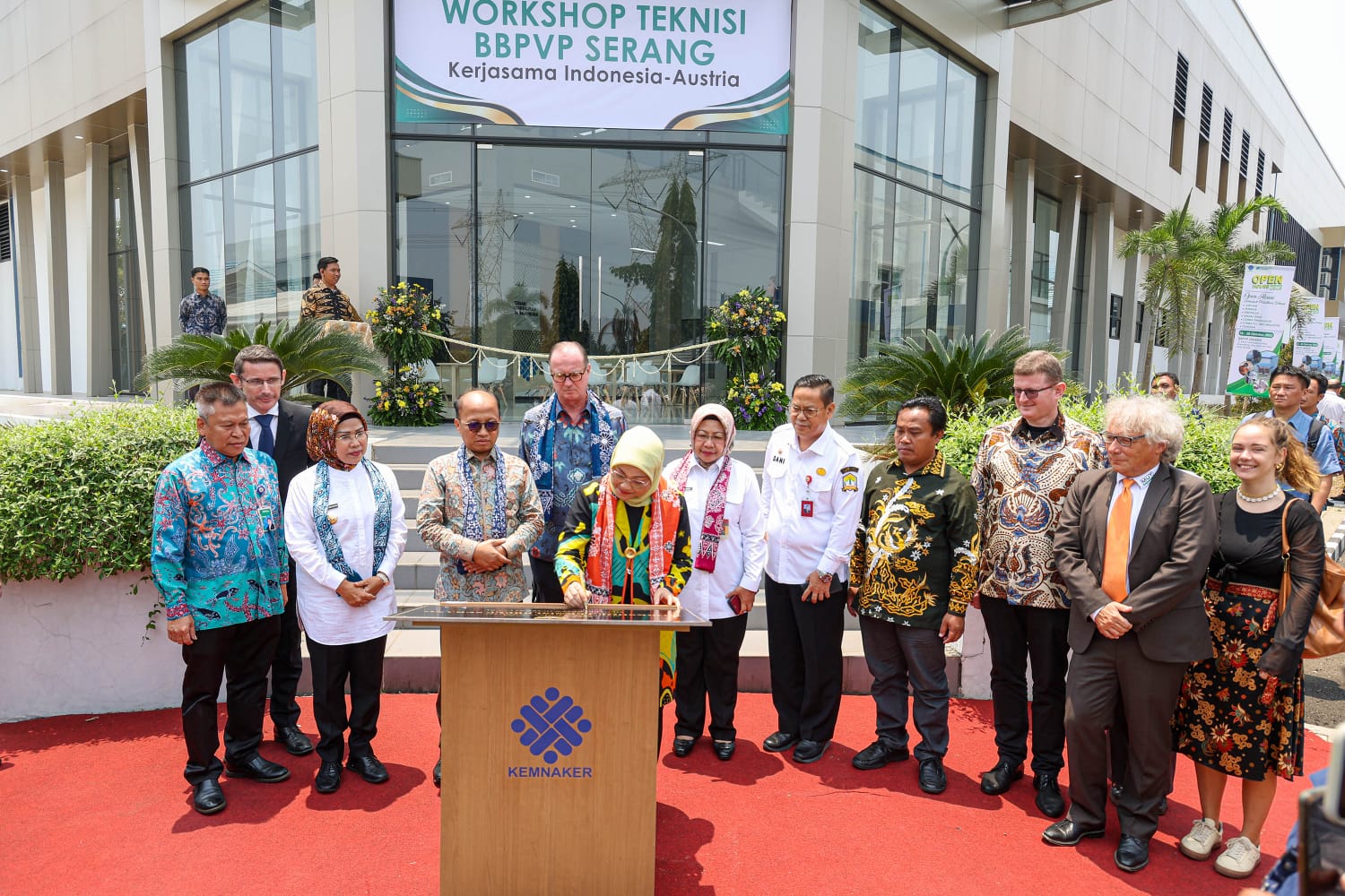 Menteri Ketenagakerjaan Republik Indonesia Ida Fauziah saat meresmikan program Inauguration of School Operation BLK Maritim - Balai Besar Pelatihan Vokasi dan Produktivitas (BBPVP) di Serang.