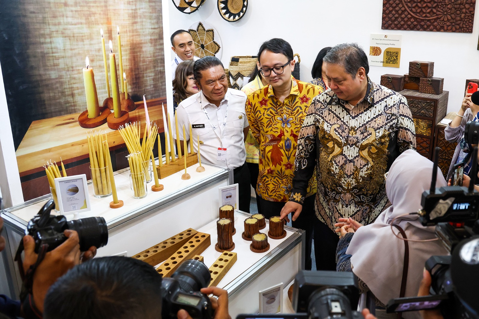 Pj Al Muktabar saat mendampingi Menko Airlangga.