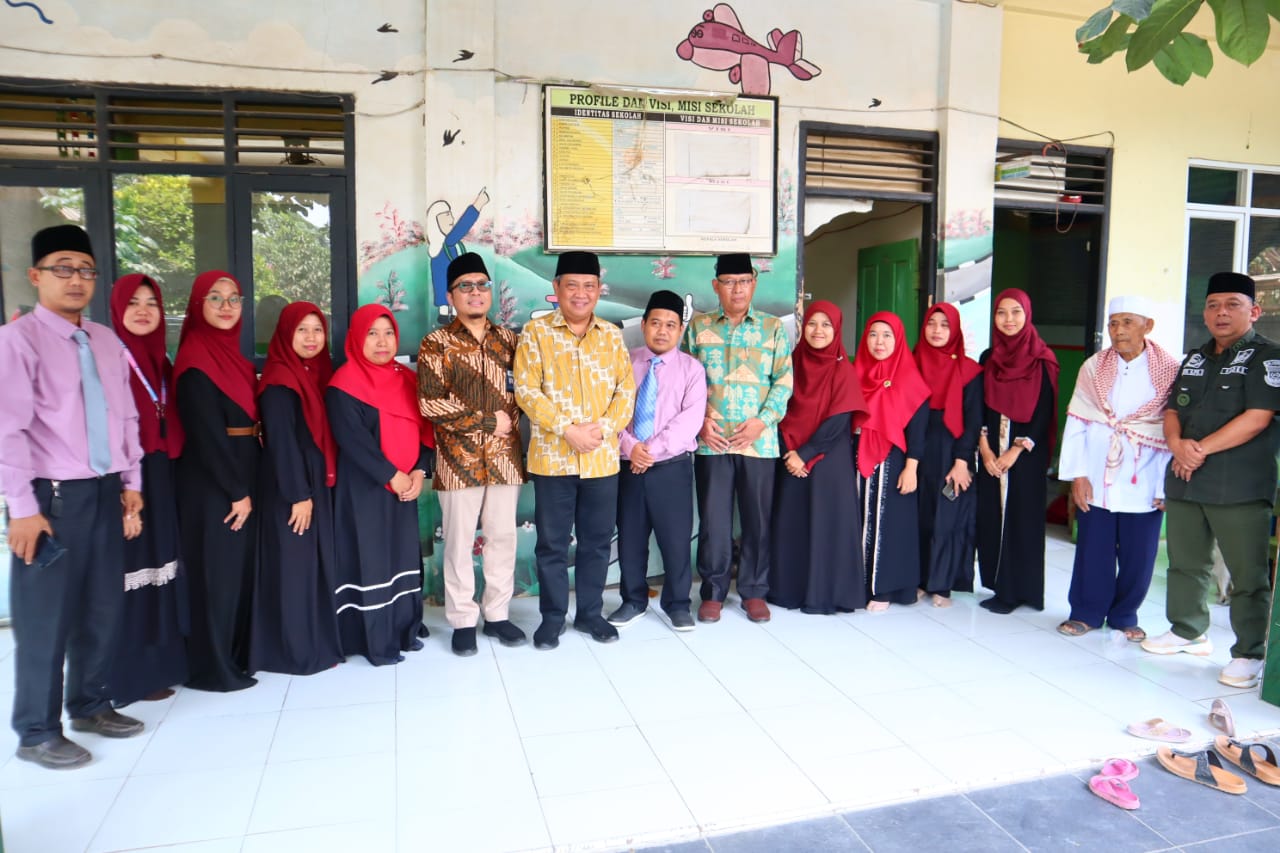 Dewan Muhammad Rizal saat foto bersama dengan pihak sekolah MI Mathlaul Huda Cicalengka.